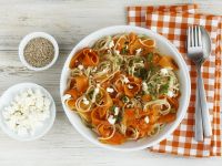 Möhren-Dinkel-Spaghetti mit Schafskäse Rezept