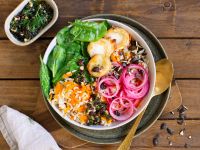 Möhren-Reis-Bowl mit Ziegencamembert und Dill-Walnuss-Dressing Rezept