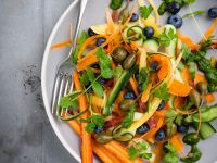 Möhren-Zucchini-Salat mit Blaubeeren Rezept