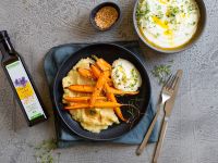 Gebackene Möhren auf Pastinaken-Kartoffel-Püree mit Leinölquark