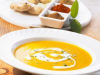 Möhrensuppe auf orientalische Art mit Ingwer und Schmand Rezept