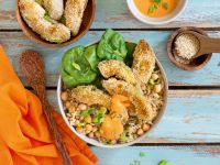 Naturreis-Bowl mit Avocado-Pommes, Kichererbsen und Paprika-Dip Rezept