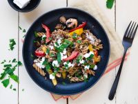 Nudel-Hackfleisch-Pfanne mit Ziegenkäse