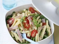 Nudel-Schinken-Salat mit Rucola und Tomaten Rezept