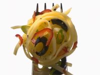 Nudeln mit schwarzen Oliven und Chili Nudeln mit schwarzen Oliven und Chili