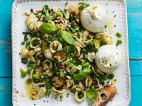 Nudelsalat mit Erbsen und Burrata Rezept
