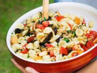 Nudelsalat mit Käse und Auberginen Rezept