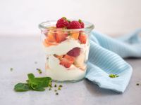 Obstsalat auf Quarkcreme mit Vanille Rezept