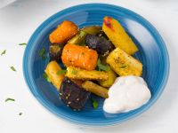 Ofengemüse mit Joghurt-Dattel-Zimt-Dip Rezept