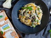 Bio-One-Pot-Pasta mit Zucchini, Erbsen und Linsen