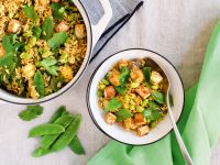 One-Pot-Reis mit Edamame, Zuckerschoten und Tofu Rezept