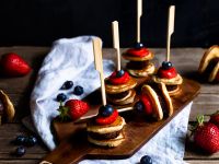 Pancake-Spieße mit Früchten