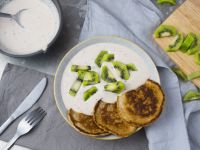 Pancakes mit Joghurt und Kiwi