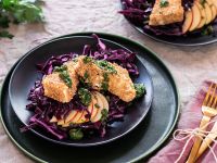 Panierter Feta mit Rotkohl und Salsa verde