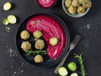 Panierter Rosenkohl mit Rote-Bete-Hummus Rezept