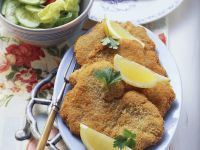 Paniertes Putenschnitzel mit buntem Salat Rezept