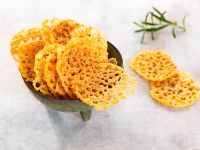 Parmesanchips mit Kräutern und Paprika Rezept