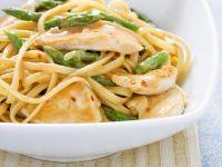 Pasta mit grünem Spargel und Sesamhühnchen Rezept