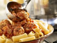Pasta mit Putenhackbällchen in Tomatensauce Rezept