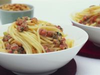 Pasta mit roher Fischsalsa mit Pinienkerne Pasta mit roher Fischsalsa mit Pinienkerne