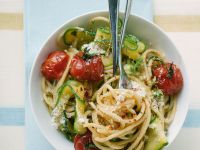 Pasta mit Tomaten und Zucchini Rezept