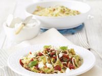 Pasta mit Zucchini, getrockneten Tomaten und Feta Rezept