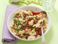 Pastasalat mit Kichererbsen, Kapern und getrockneten Tomaten Rezept