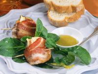 Pecorino-Feige im Speckmantel mit Feldsalat Pecorino-Feige im Speckmantel mit Feldsalat