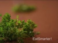 Wie Sie Petersilie ganz leicht schneiden können