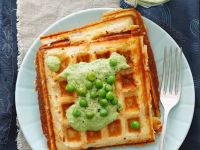 Gruyère-Waffeln mit Erbsensauce Rezept