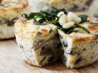 Pilz-Mozzarella-Quiche mit Pinienkernen Rezept