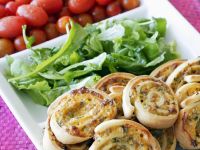 Pizza-Kringel mit Rucola und Tomaten Rezept