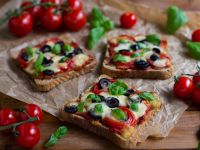 Pizza-Toasts mit Tomaten, Oliven und Mozzarella Rezept