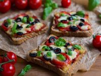 Pizza-Toasts mit Tomaten, Oliven und Mozzarella