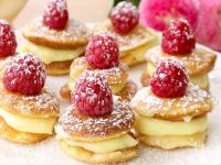 Poffertjes mit Eierlikörcreme und Himbeeren Rezept