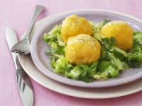 Polenta-Knödel auf Spitzkohl Rezept