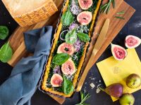 Polenta-Tarte mit roten Zwiebeln, Spinat, Feigen und Grana Padano Rezept