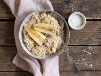 Porridge aus Naturreis, Banane und Kokos Rezept
