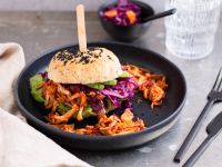Pulled Jackfruit Burger mit Rotkohlsalat