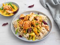 Pulled Lachs auf Asia-Nudeln mit Kokos-Gemüse-Sauce Rezept