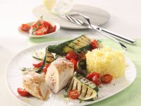 Putenröllchen mit Zucchini-Tomaten-Gemüse und Reis Rezept