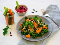 Quinoasalat mit Veggie-Sticks und Rote-Bete-Hummus Rezept