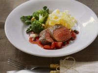 Rehrückenfilet mit Erdbeersauce Rehrückenfilet mit Erdbeersauce