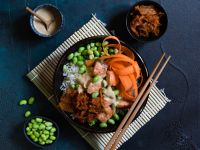 Reis-Bowl mit Lachs, Kimchi, Edamame und Miso-Joghurt Rezept
