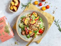 Sommerlicher Reissalat mit Tomaten, Zuckerschoten und Nektarinen