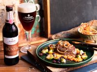 Rinderfilet mit Süßkartoffelstampf, Rosenkohl und Röstzwiebeln