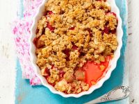 Rhabarber-Erdbeer-Crumble mit Apfel Rezept