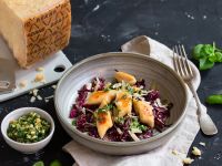 Ricotta-Gnocchi mit Kräuter-Grana-Padano-Pesto und Radicchio