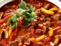 Rindergulasch mit Paprika Rezept