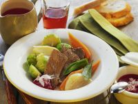 Rindfleisch mit buntem Gemüse und Rote-Bete-Soße Rezept